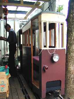 玄関脇の作業場にたたずむデハ6
