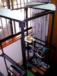 家屋の中で車体を組上げていた