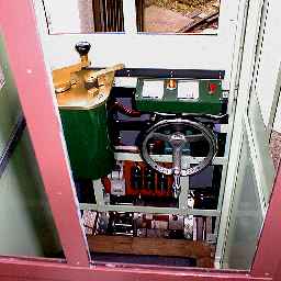 狭い運転室に詰め込まれた装備類