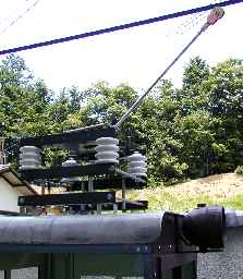 パンタグラフからポールに換装された集電装置