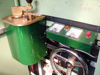 運転室内はマスコン･ブレーキハンドル･計器類･スナップスイッチなどが装備されている