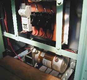 前部ボンネット内は抵抗器などが入っています