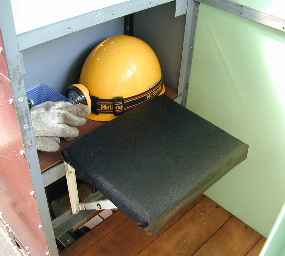 モーターは前後のボンネット下部に装着され､２段のギヤで駆動しています｡後部ボンネット内は物入れとして利用している